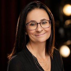 Jen Travis headshot